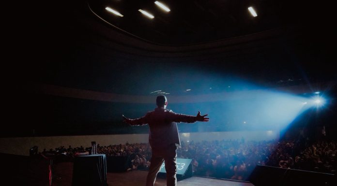 Pecah! Pandji Pragiwaksono Sukses Guncang Samarinda, Kolaborasi Rifky Nugraha & Tim Raih Apresiasi Tinggi