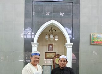 H. Marwan Sumbang Satu Boks Al-Qur’an di Langgar Al Himmah Tenggarong