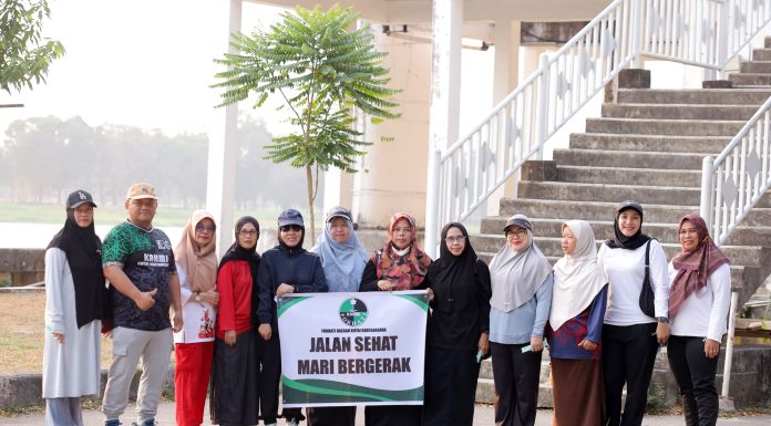 Forhati Kukar Gelar Jalan Santai dan Pembagian Masker pada Penyapu Jalan dan Petugas Parkir